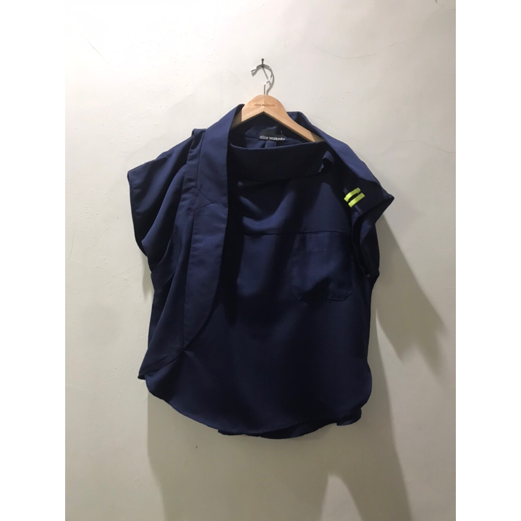 OLINE WORKROBE - ASSYM TAILORED TOP IN NAVY