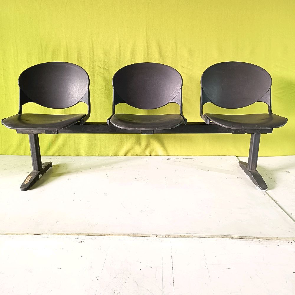Kursi Tunggu 3 Seater Kaki Besi Powder Coat Dudukan & Sandaran Plastik Hitam dengan Sandaran Tangan