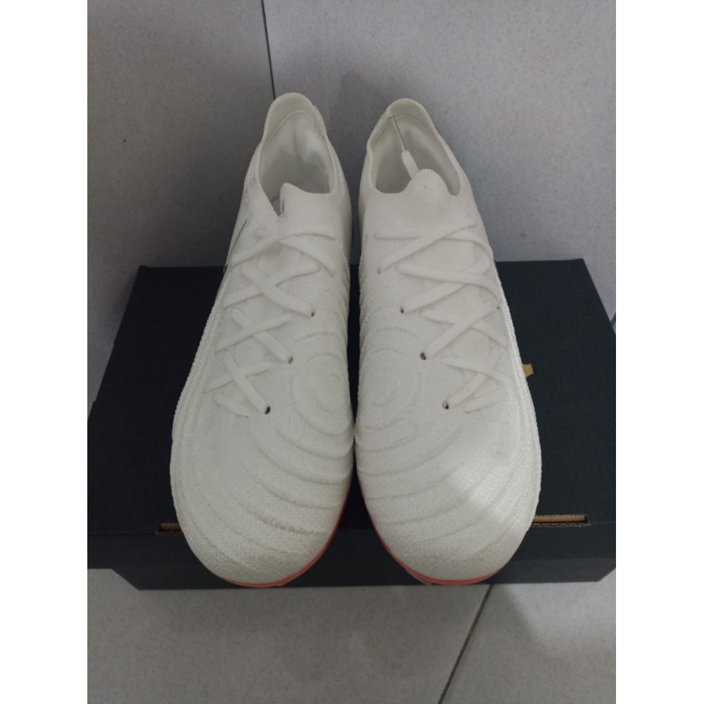 Sepatu Bola Phantom GX luna Elite White Blue