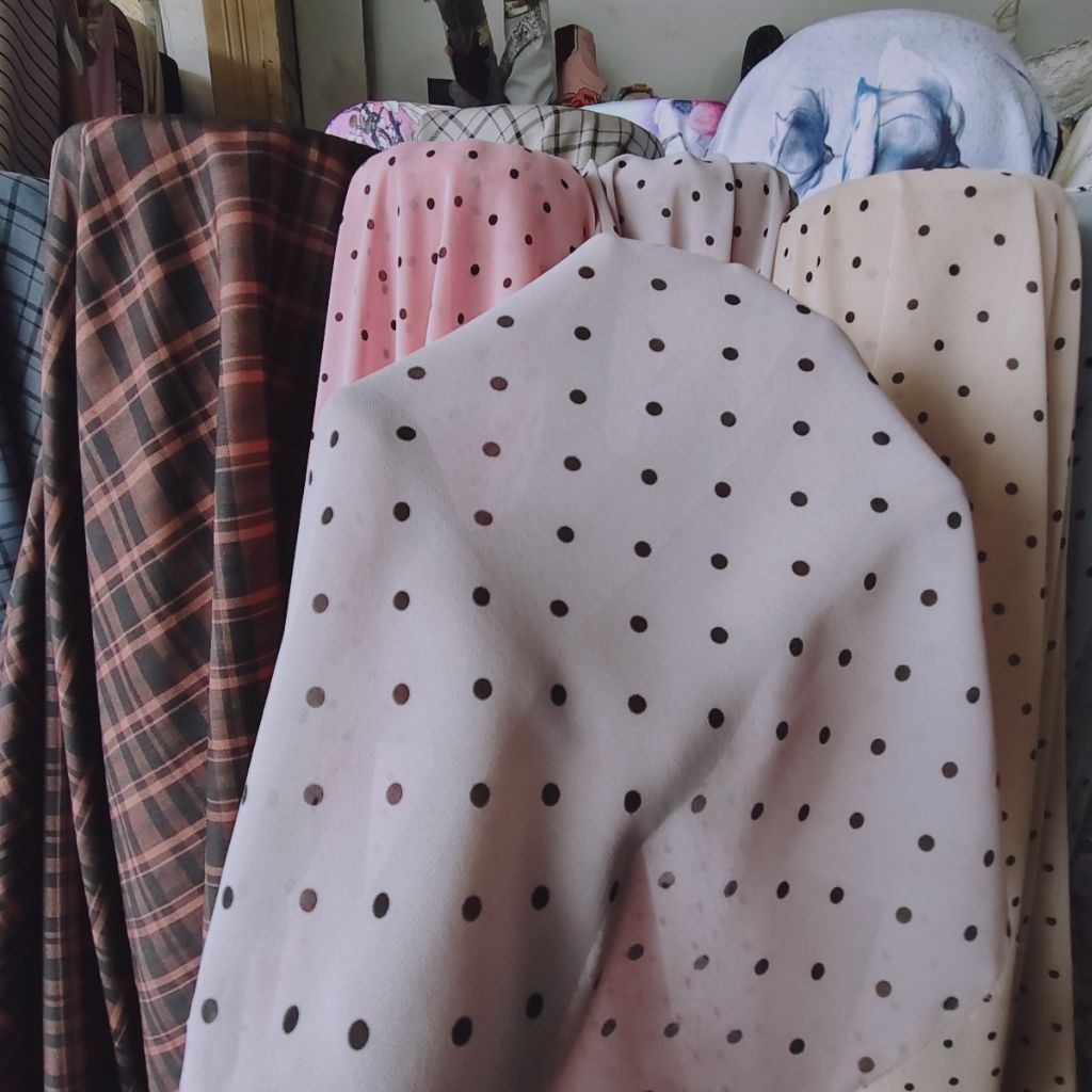 KAIN SIFON PREMIUM MOTIF POLKADOT KECIL WARNA HITAM DASAR TAROO - KAIN SIFON MOTIF DOT KECIL HARGA P