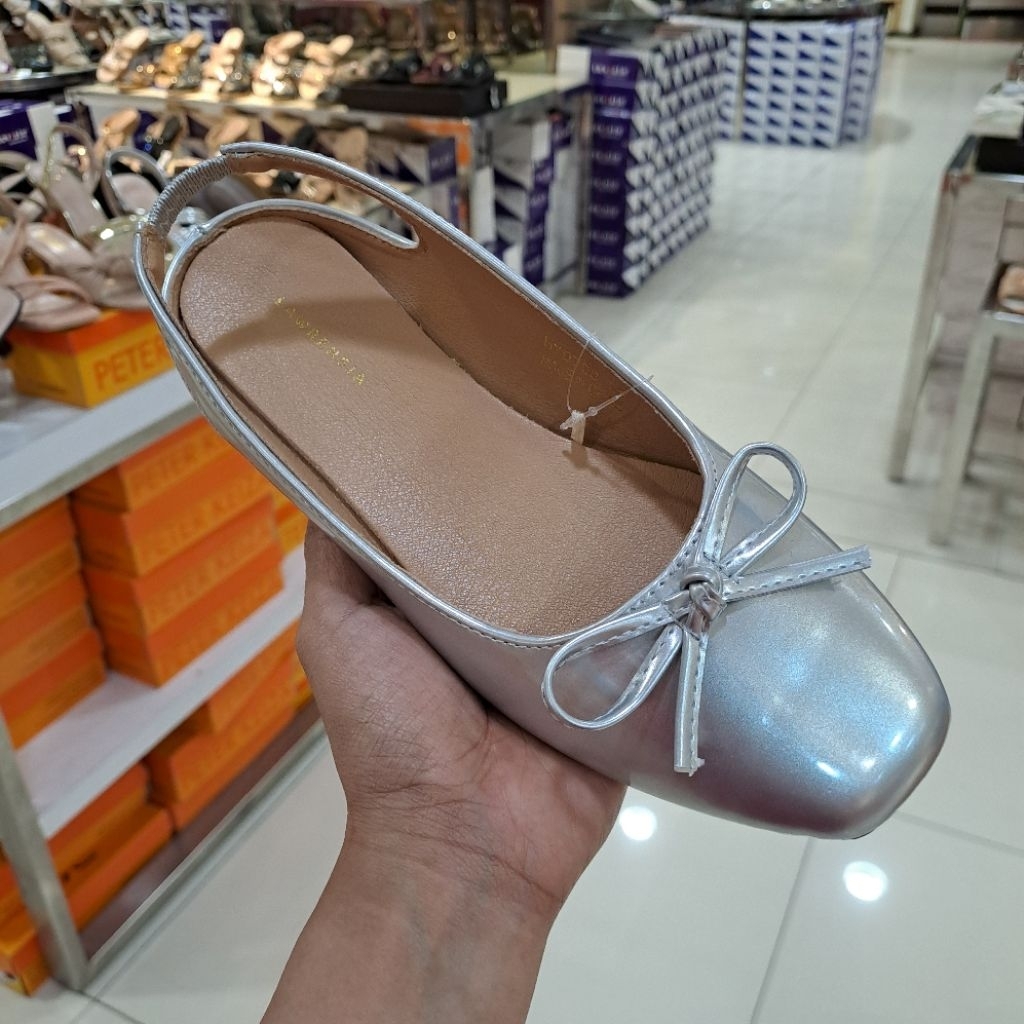 Bustong wanita lawrensia by matahari