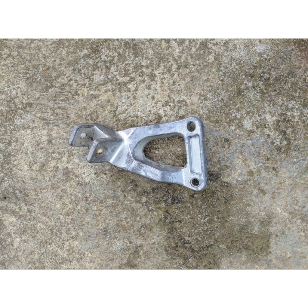 Dudukan Footstep Kiri Yamaha Mio Sporty Original