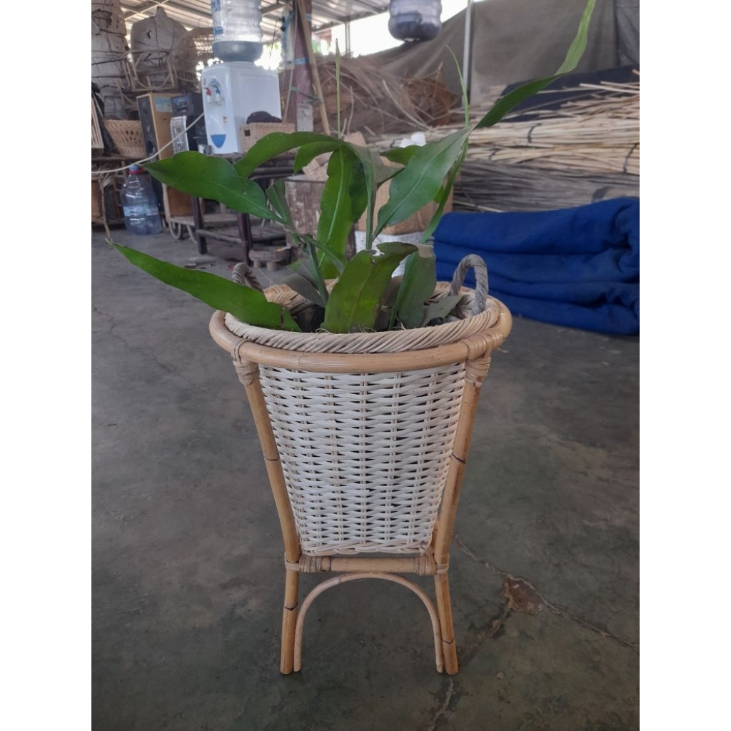 standing pot rotan alami,standing pot anyaman rotan,standing pot rotan,vas bunga rotan natural,vas b