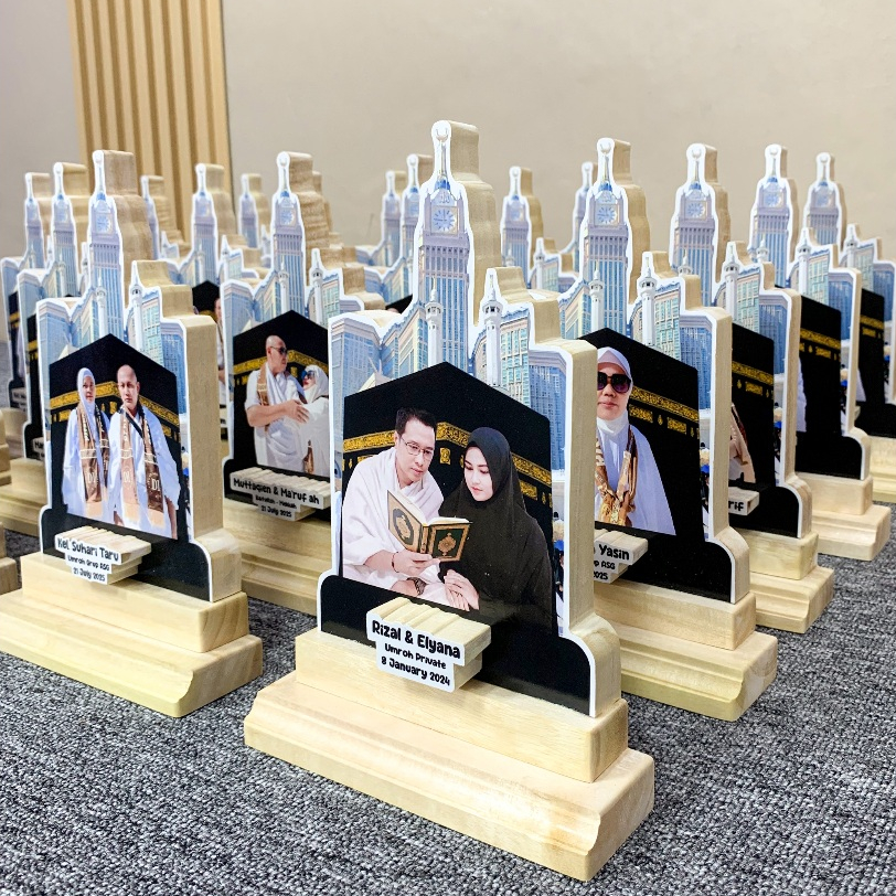 Cakrawala Art - Karikatur Kayu Hadiah Kenangan Haji & Umroh Custom