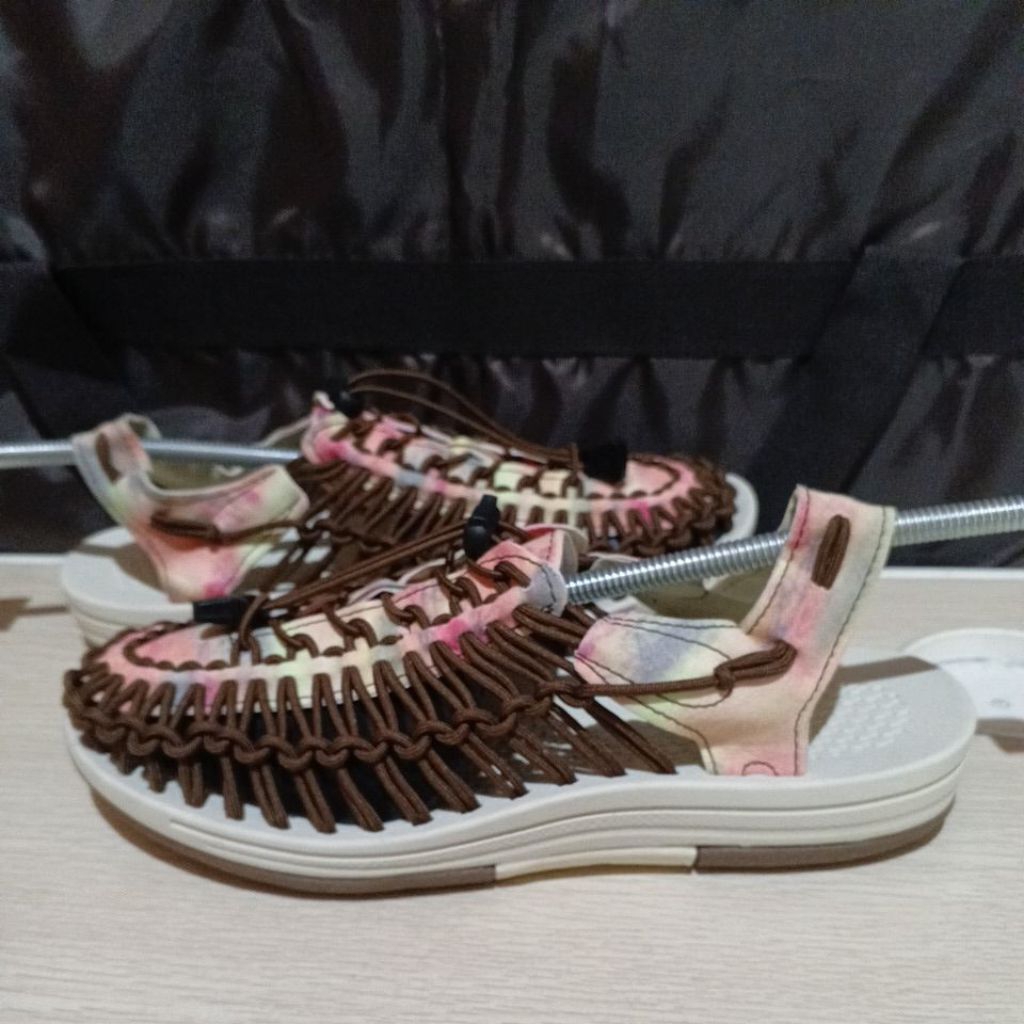 sepatu sandal keen 40