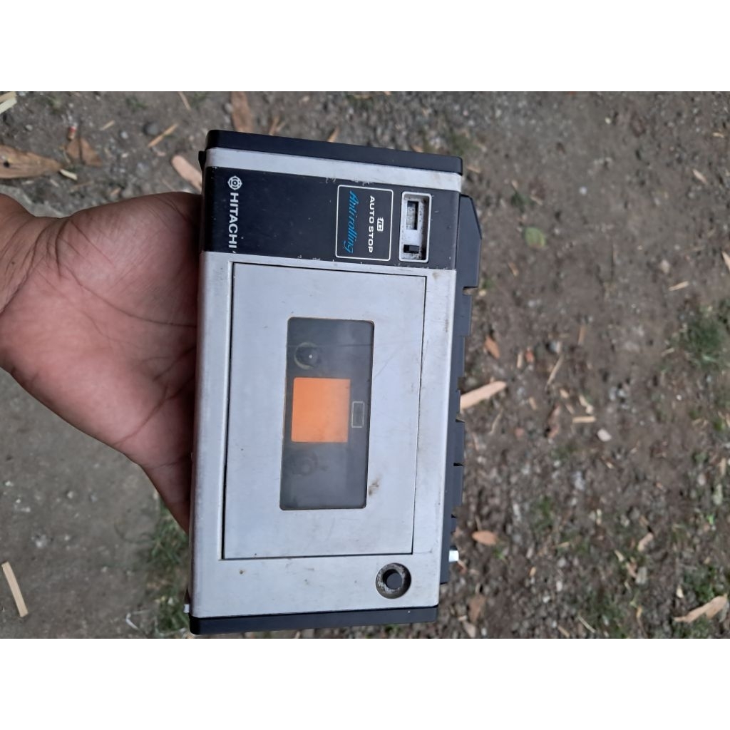 tape recorder Walkman portable Hitachi TRQ 30 off jadul display
