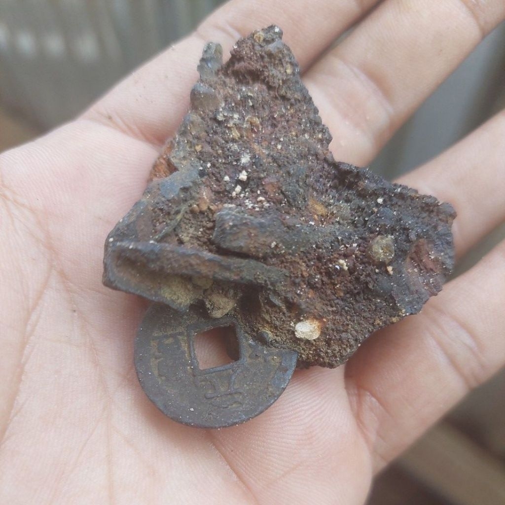 gobog cina dalam batu temuan asli.