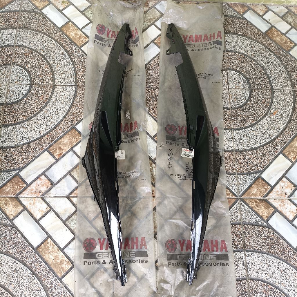 Cover Body Bodi Belakang Hitam Yamaha Xeon Karbu Xeon RC Xeon GT 125 Original Yamaha