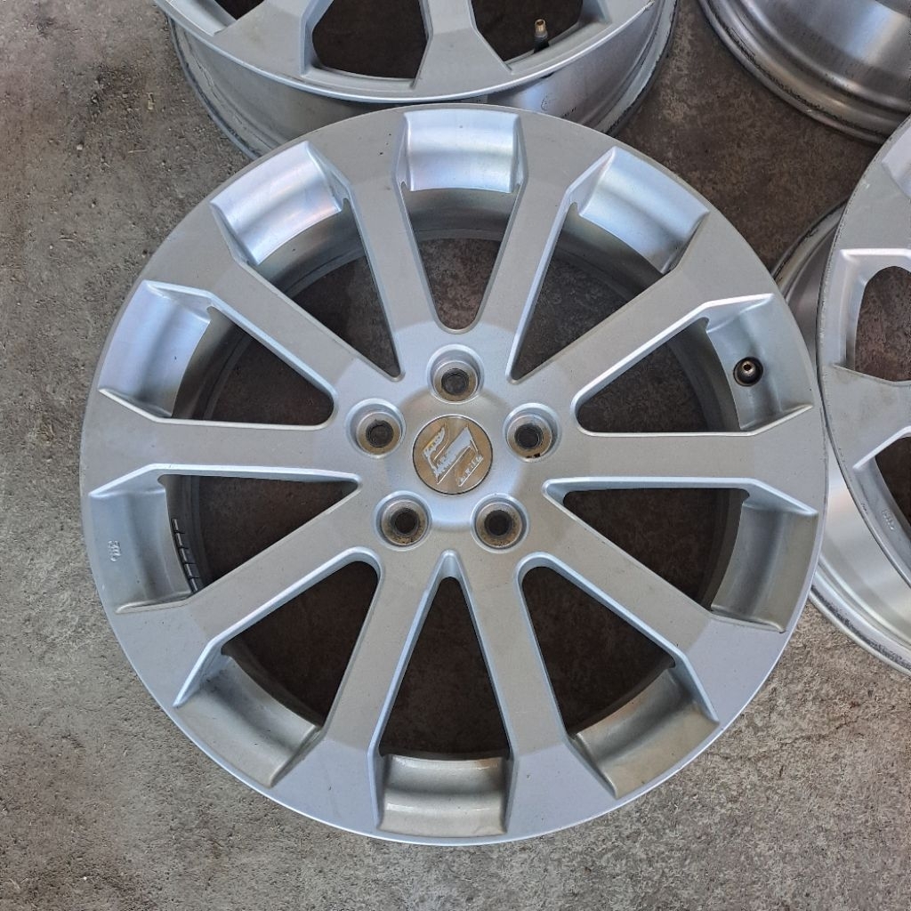 velg bekas Suzuki grand vitara R18