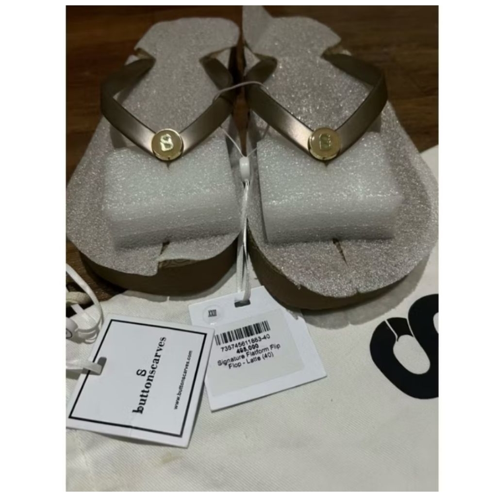 Buttonscarves sandal