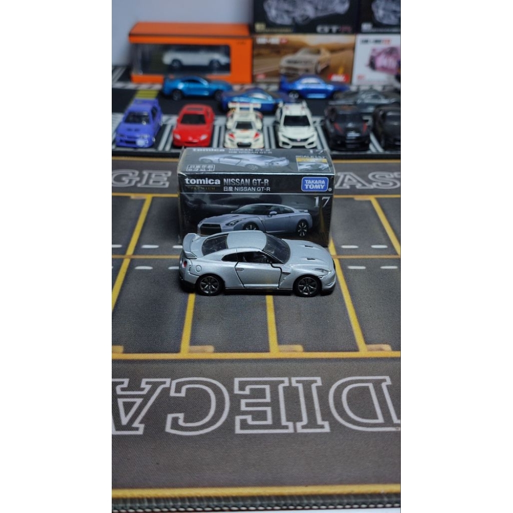 TOMICA PREMIUM NISSAN GTR Mainan