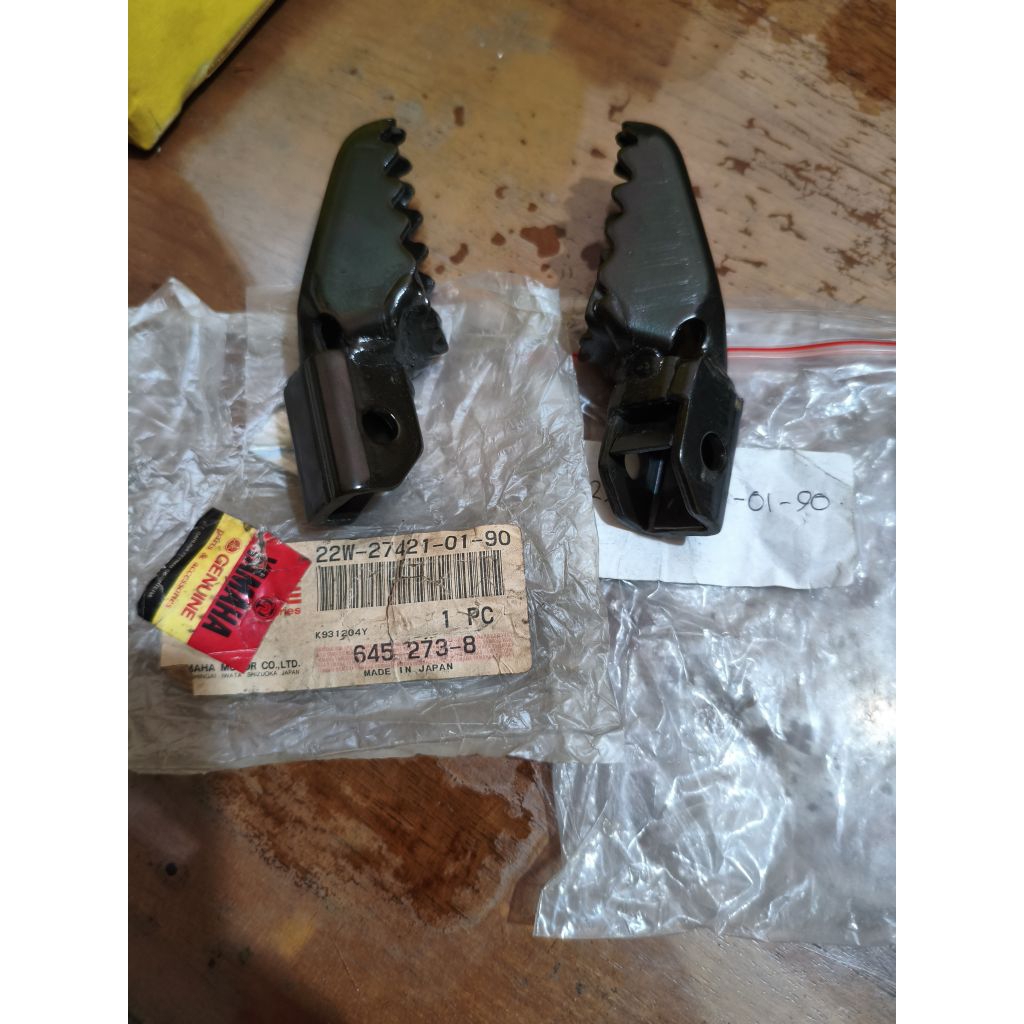 Footstep Depan Yamaha DT100 DT100X Original NOS Japan