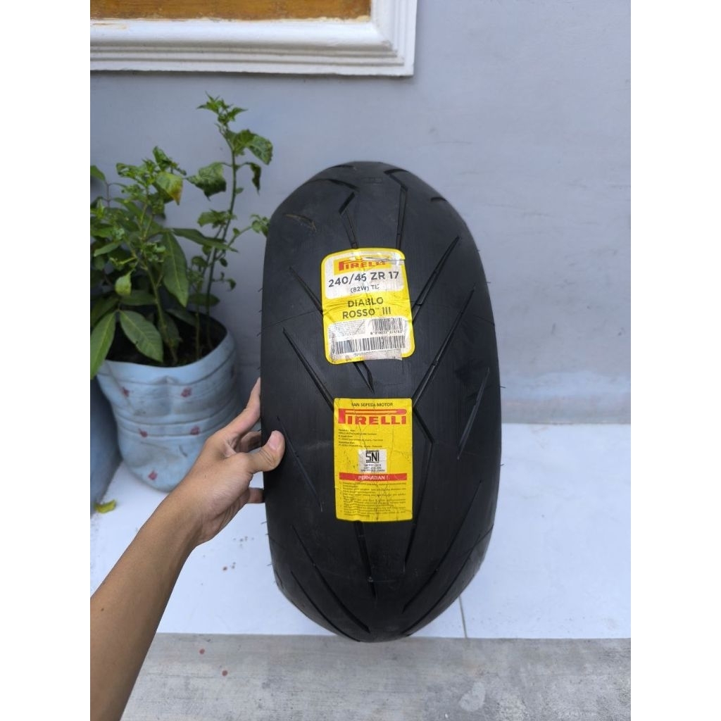 BAN BARU PIRELLI DIABLO ROSSO III 240/45 ZR 17 TUBELESS 240 45 RING 17 IMPORT MADE IN GERMANY.