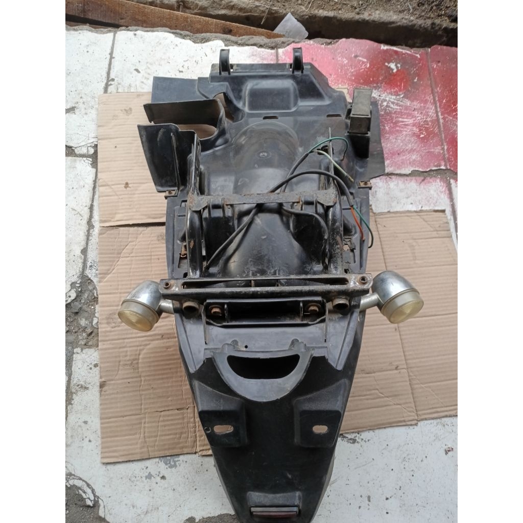 Slebor belakang + briket + sein Honda scoopy karbu kode KYT  original copotan