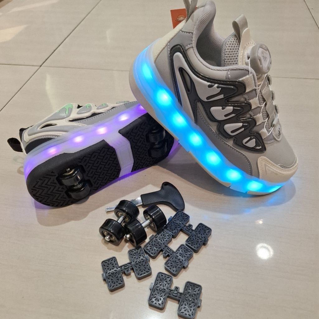 Yongkidz!!! sepatu roda terbaru di lengkapi lampu LED warna warni dan di charger 100% ori size 33-38