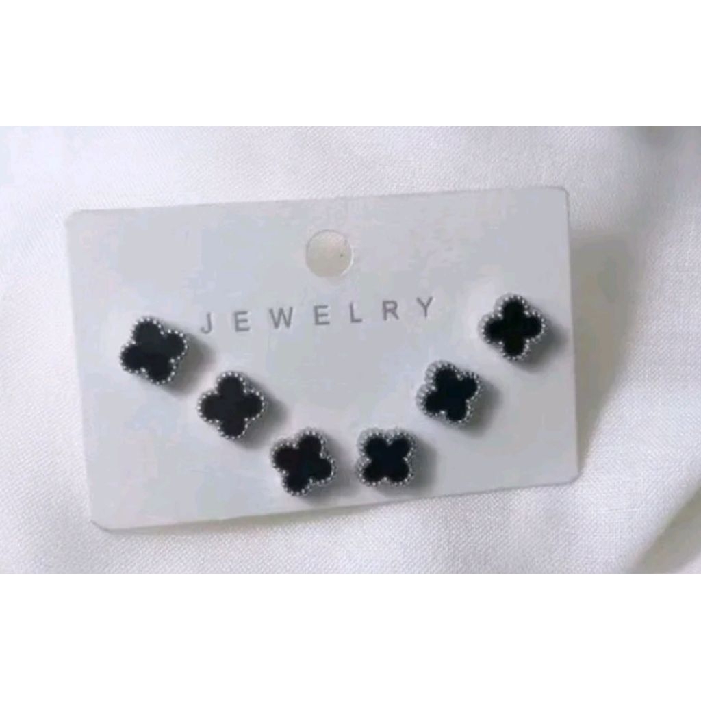 Giwang clover hitam Titanium