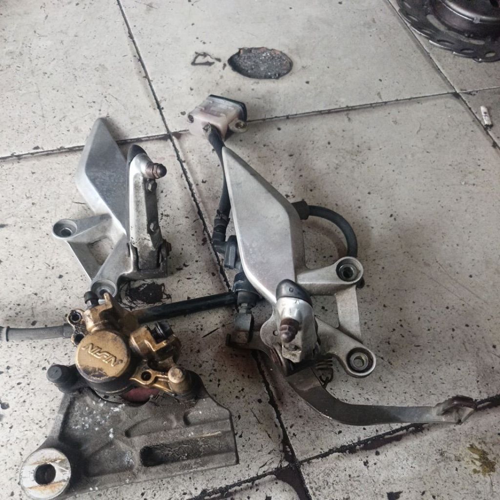 FOOT STEP PIJAKAN KAKI STEP KALIPER SET DEPAN CB150R ORIGINAL