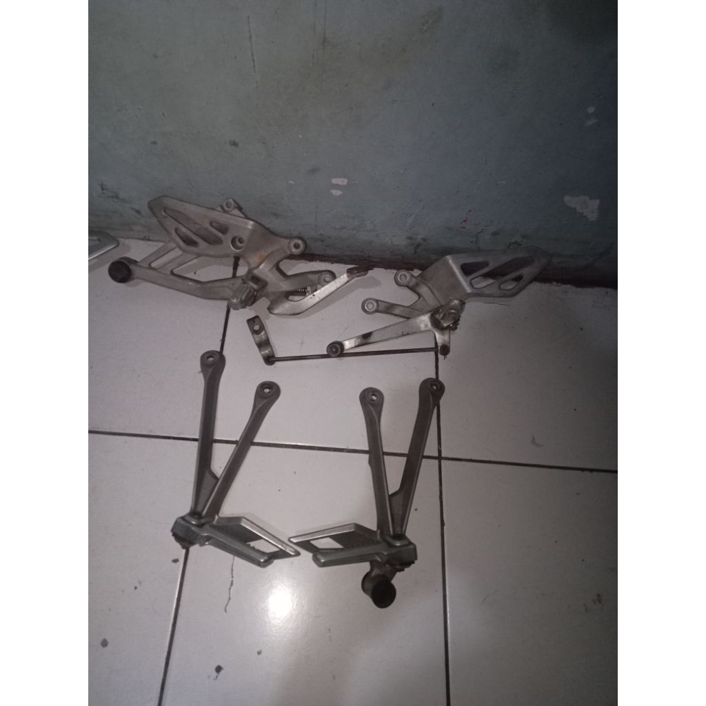 step depan R15 v3 ori dan step belakang CBR k45g facelift ori