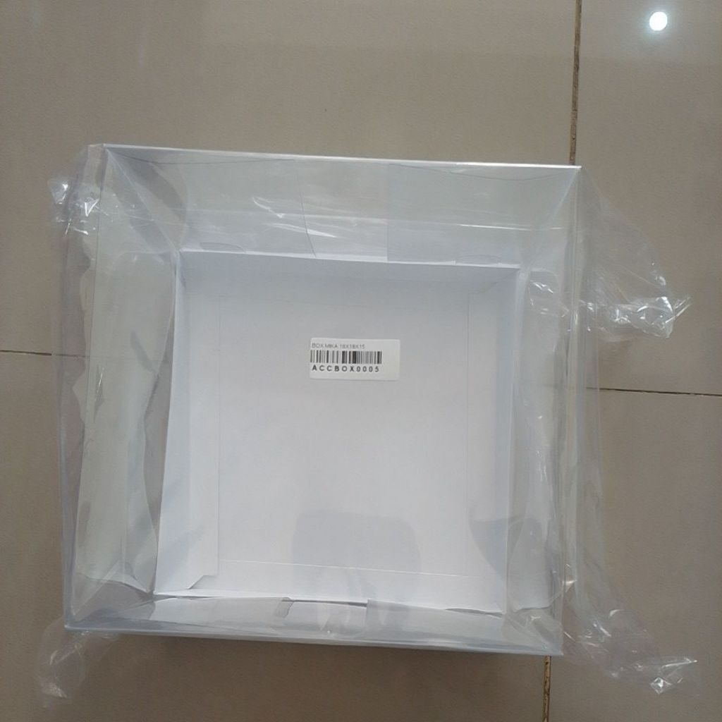 Box Mika Tart Putih 18X18X15Cm