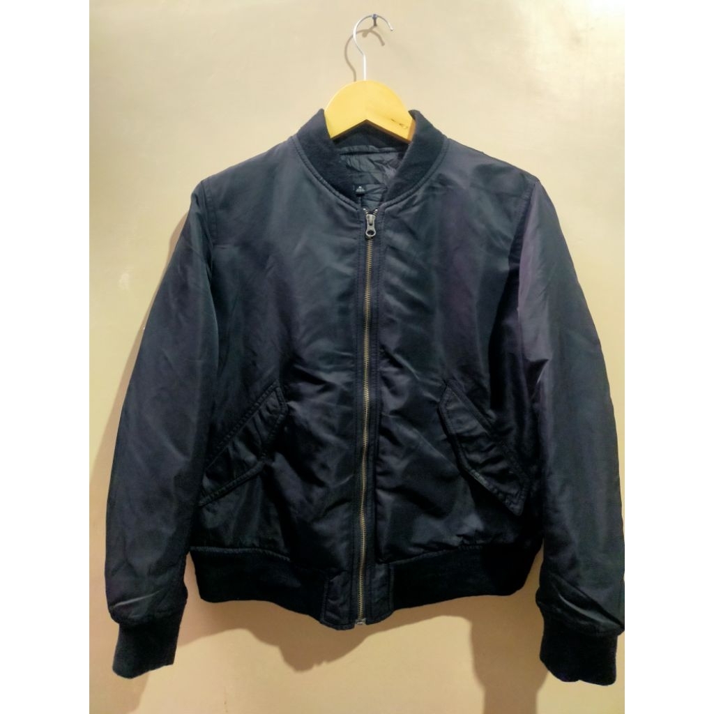 Bomber Uniqlo tag hitam