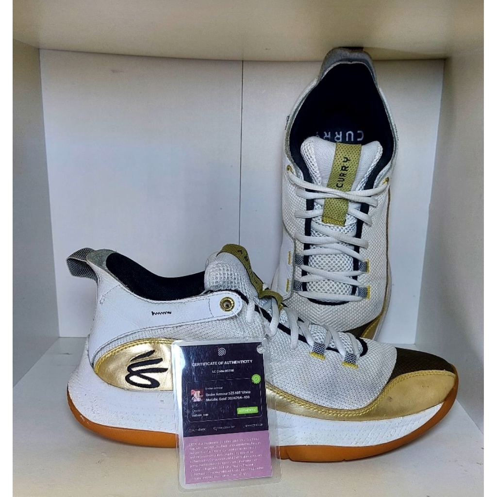 sepatu olah raga training pria Under Armor curry