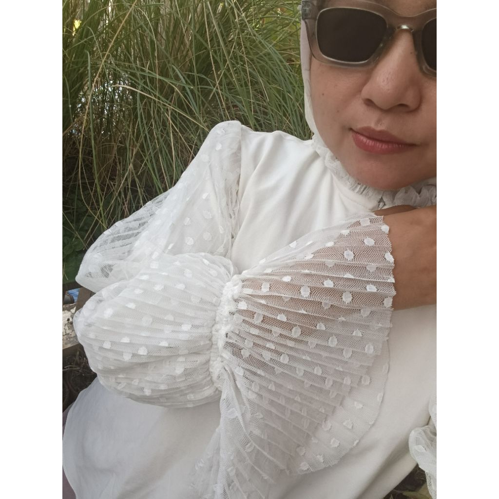 Wearing Klamby WK Puffy Smock Shirt White Putih Mono Monogram Blouse Lengan Karet PreLoved Second si