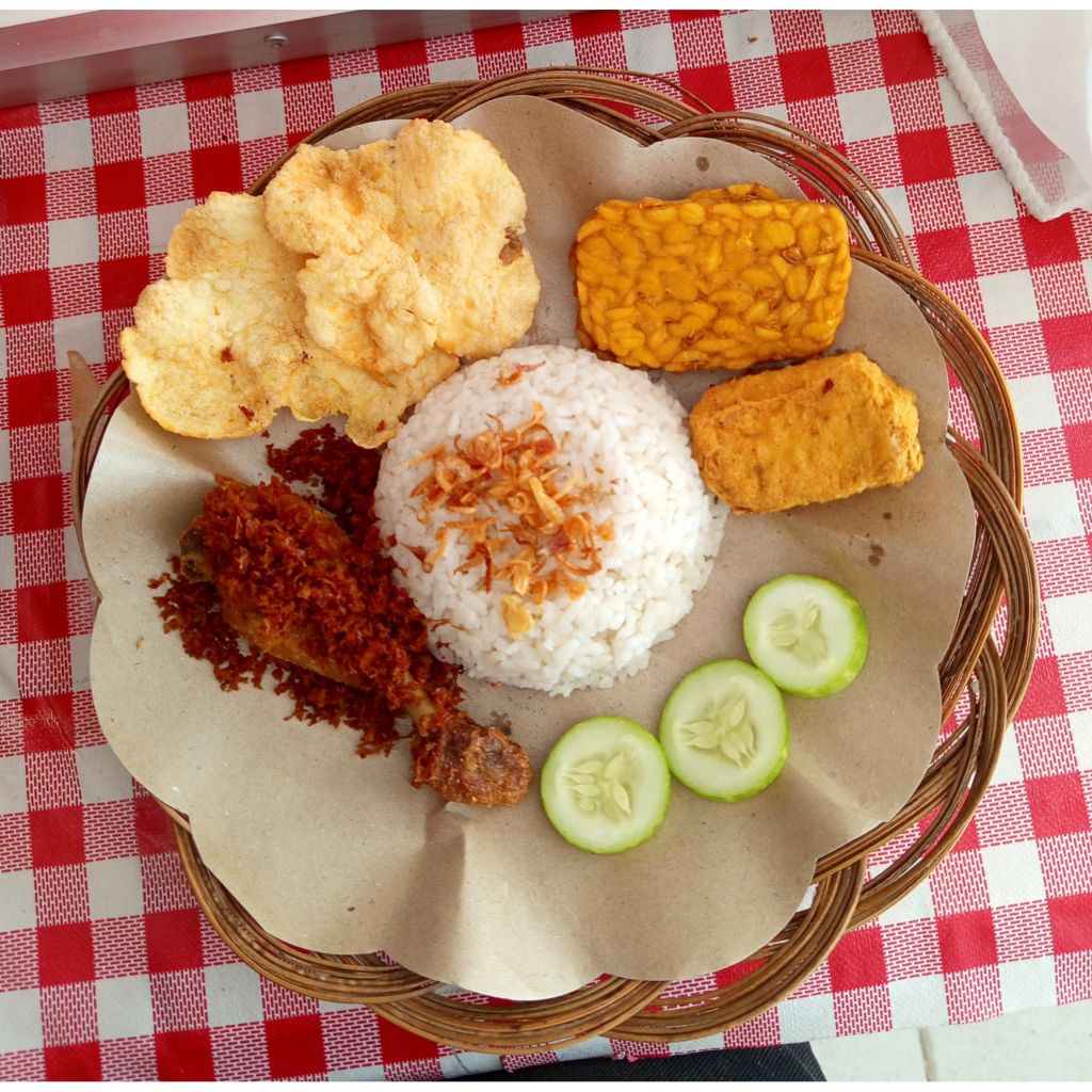 Nasi Uduk Ayam Goreng Serundeng