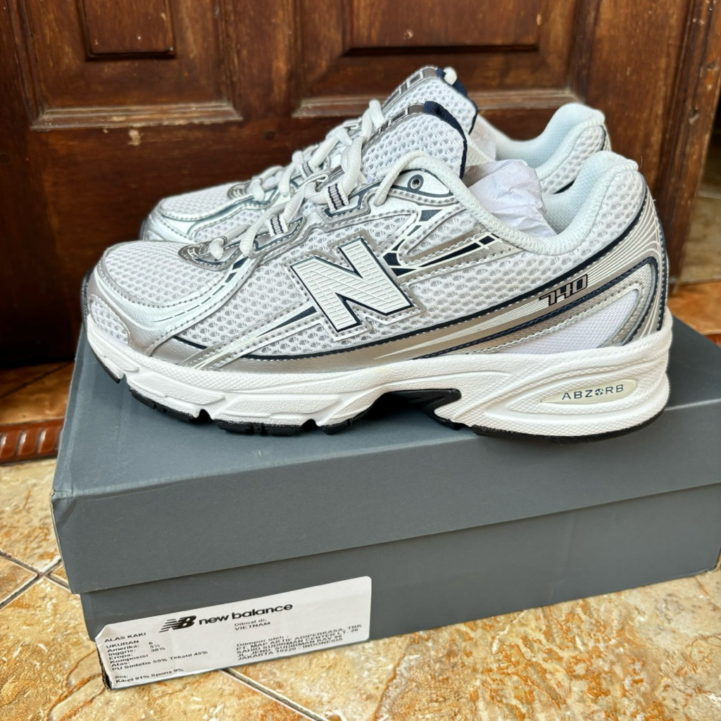 sepatu New Balance 740
