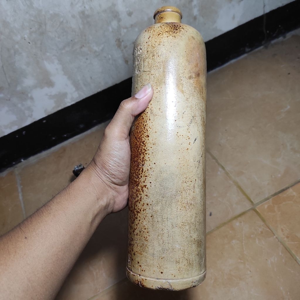 botol antik zaman Belanda bekas buat pajangan koleksi sesuai di foto (baca diskripsi)