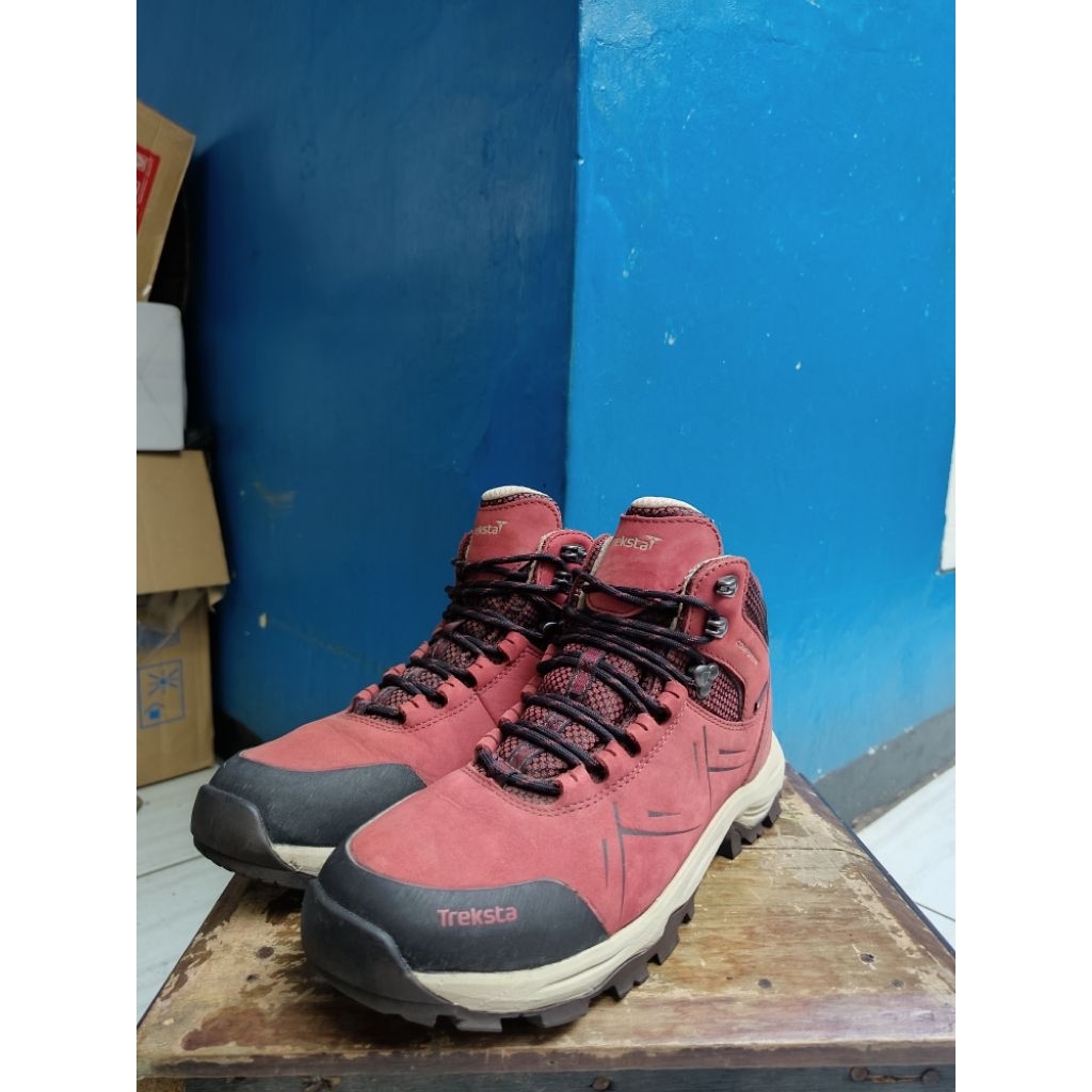 Sepatu outdoor second Treksta size 39,5 fit 40