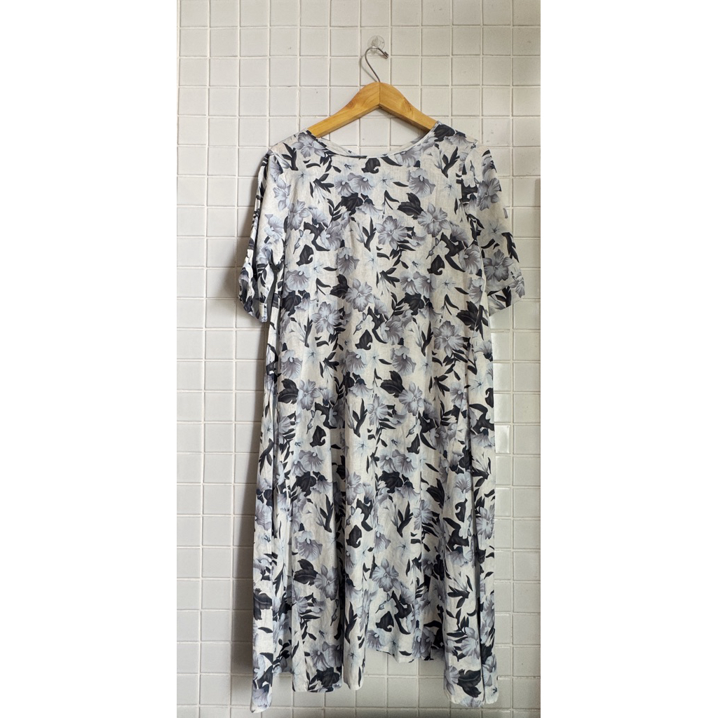preloved Dress Motif Bunga Hitam Abu – Midi Dress Flowing