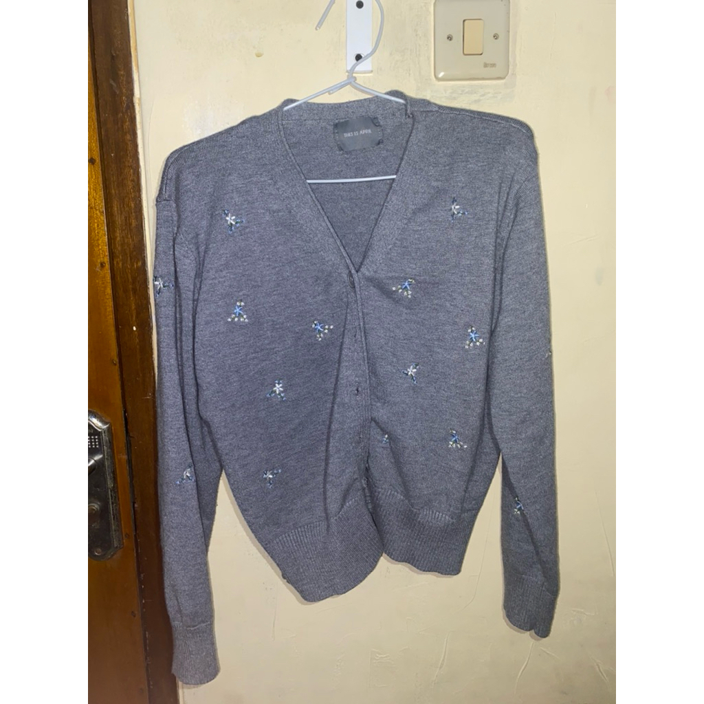 PRELOVED sweater THIS IS APRIL