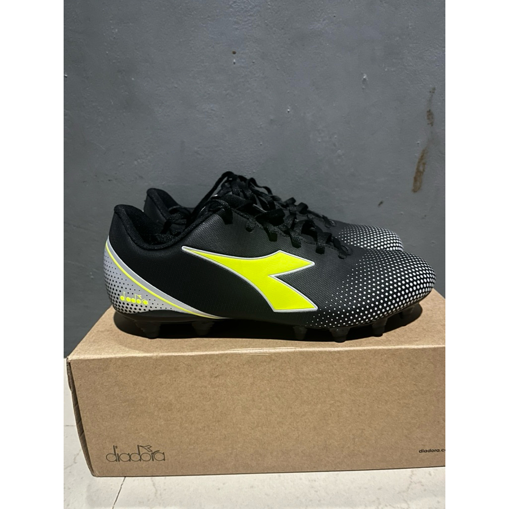 Sepatu Bola diadora