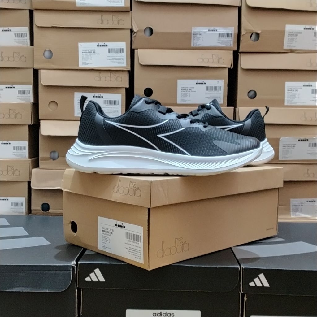 Sepatu Diadora Manside Hitam (Original)