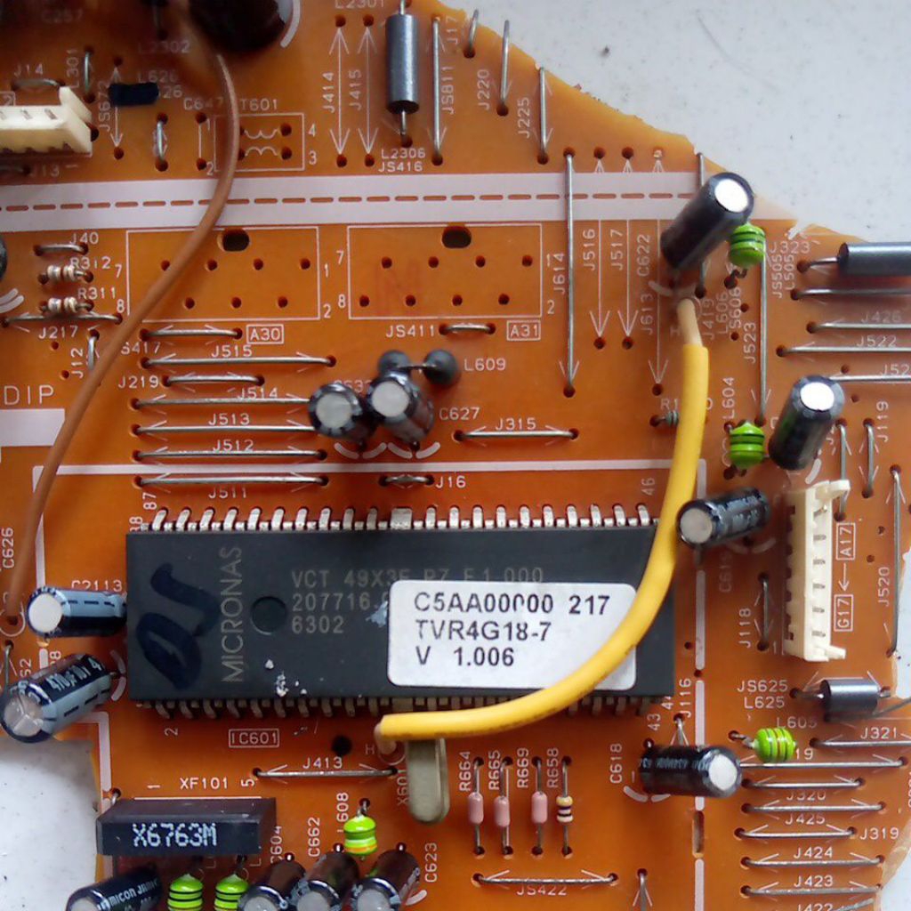MICRONAS__VCT 49x3F PZ F1 000 cabutan masih nempel pcb
