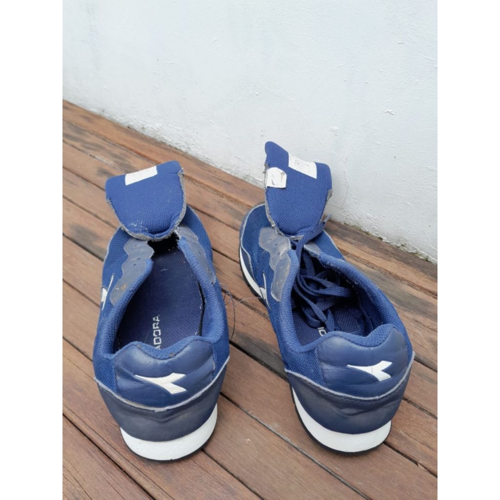 preloved jual sepatu diadora original running perempuan sneakers warna navy blue