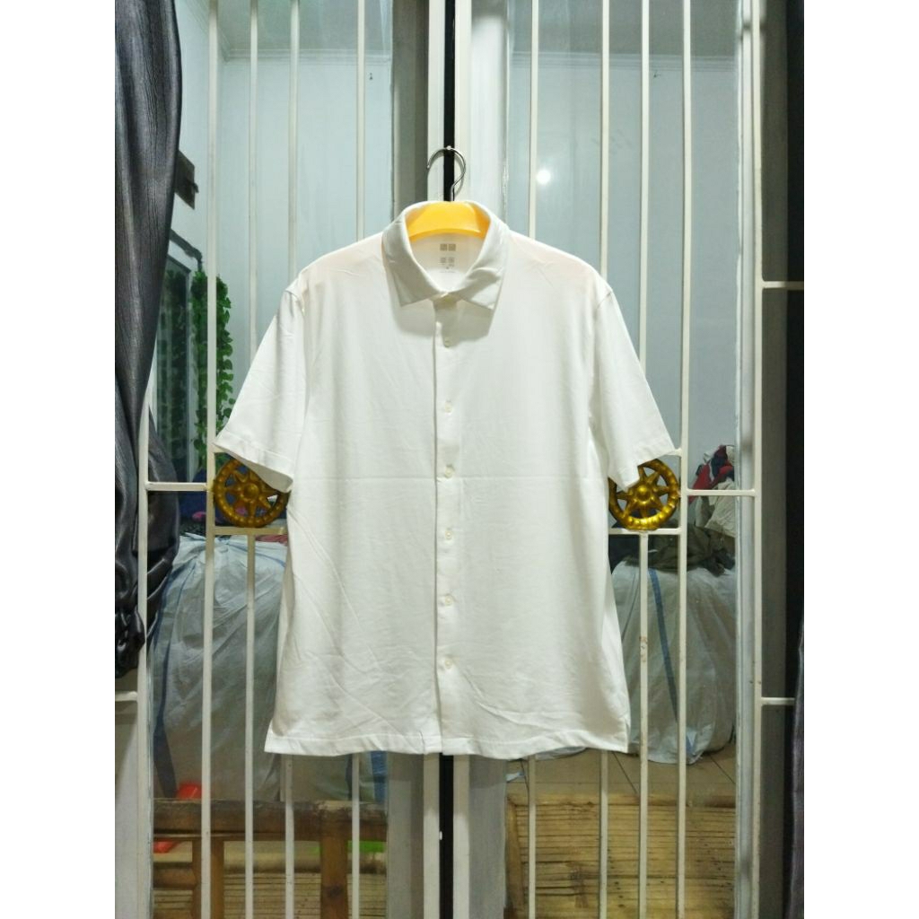 kemeja putih uniqlo Alrism lengan pendek pria M