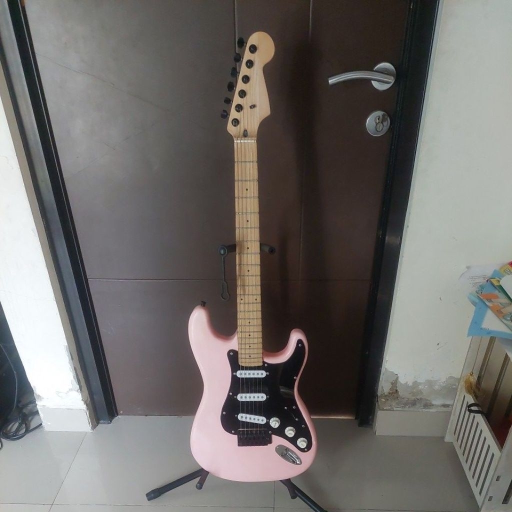 GITAR ELEKTRIK STRATOCASTER PINK