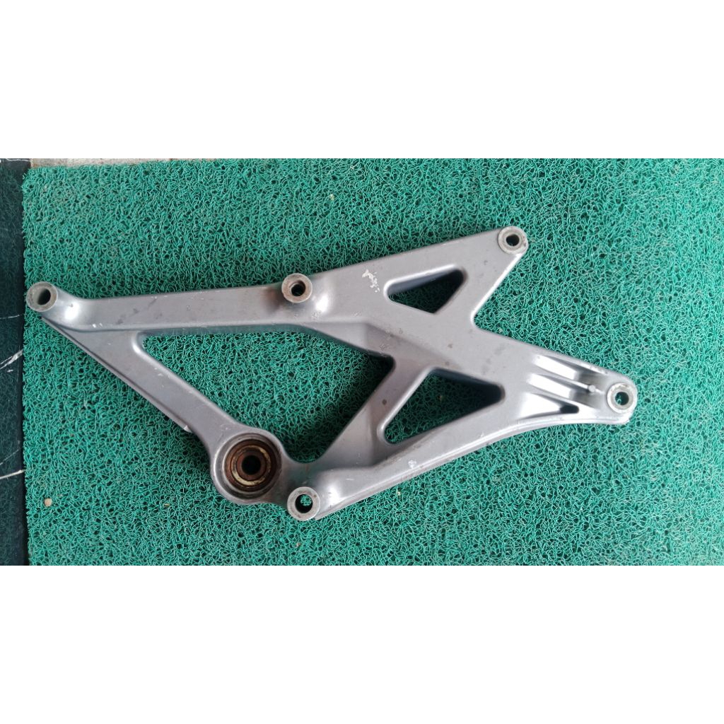 SWING ARM/DUDUKAN KNALPOT YAMAHA XEON KARBU ORI COPOTAN