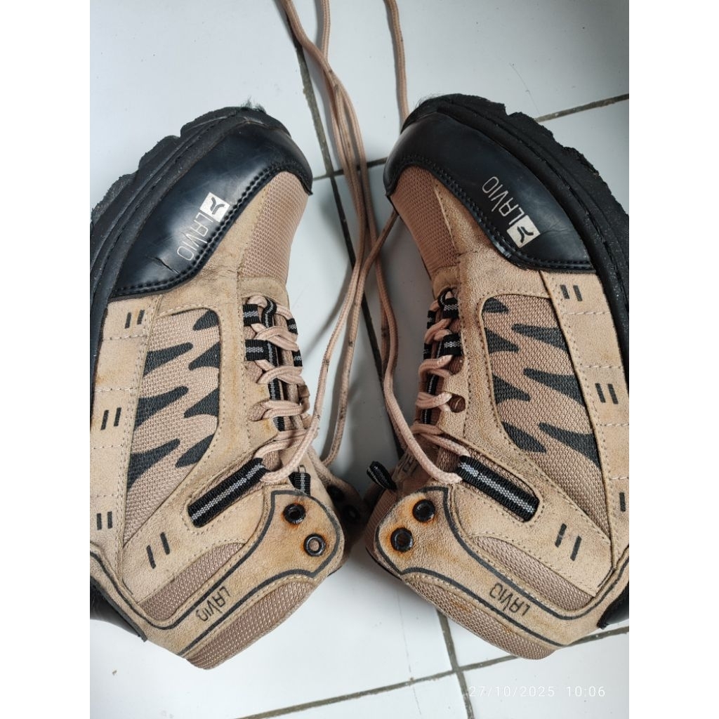 Sepatu Gunung Lavio