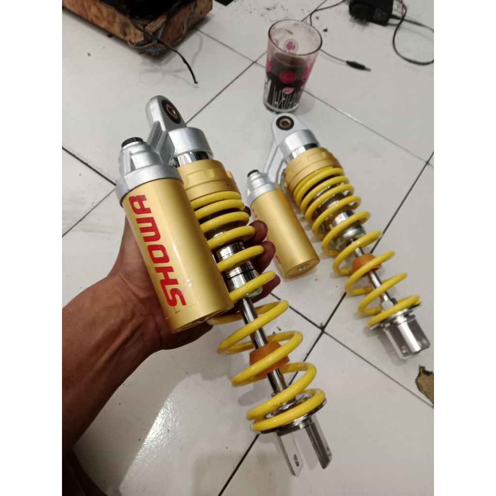shockbreacker belakang tabung aerox showa tinggi 300 mm cocok buat dwonsize shock belakang nuuvo nma