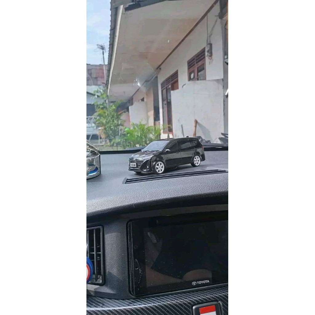 diecast miniatur calya n sigra