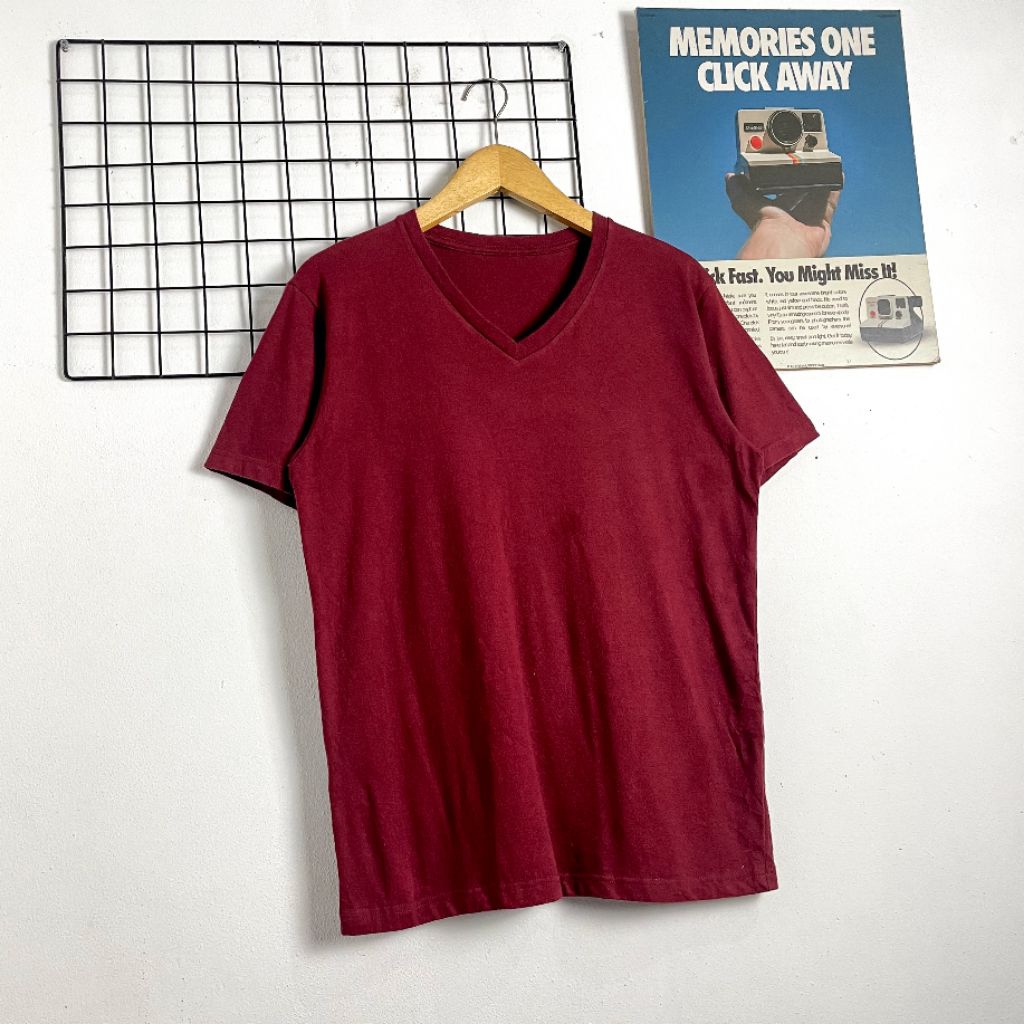 KAOS UNIQLO V NECK SIZE (S) SECOND ORIGINAL, KAOS KATUN, KAOS BASSIC UNIQLO, KAOS V NECK, MAROON, KA