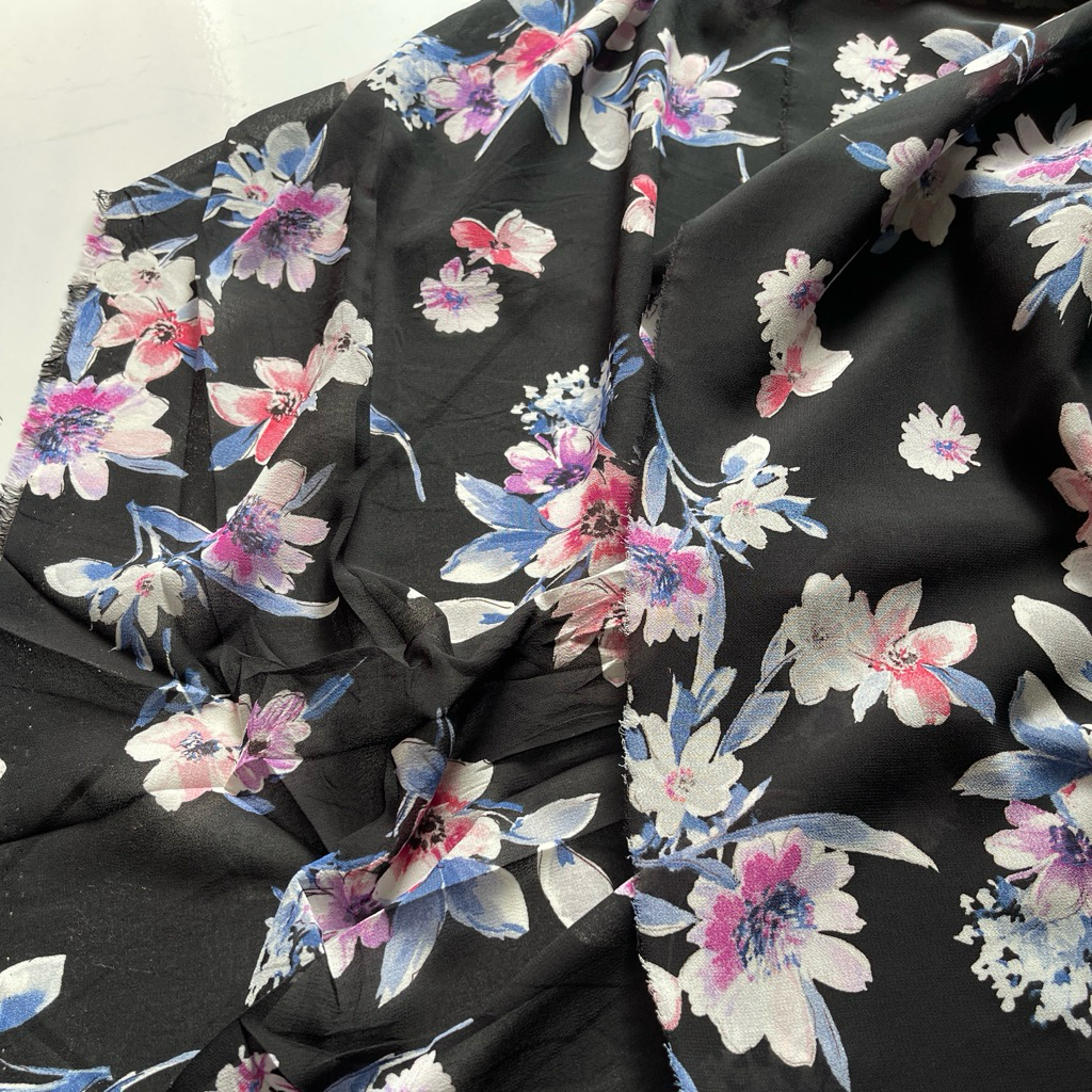 Kain ceruty motif bunga hitam