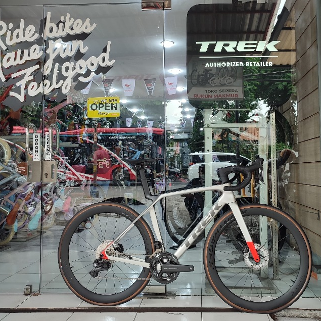 NEW TREK Madone SL 7 Gen 8 - Light Aero Road Bike OCLV 500 Carbon With Shimano ULTEGRA Di2 12 Speed 