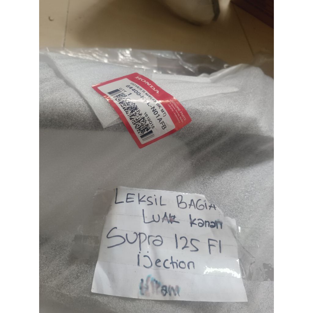 leksil luar honda Suprax125 injeksi original bagian kanan kode part 64400-KVL-N01AFB
