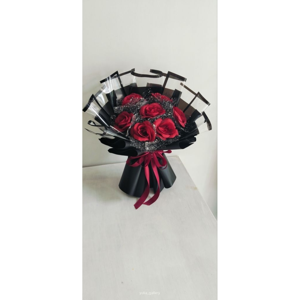 Buket Bunga Artificial Merah Hitam