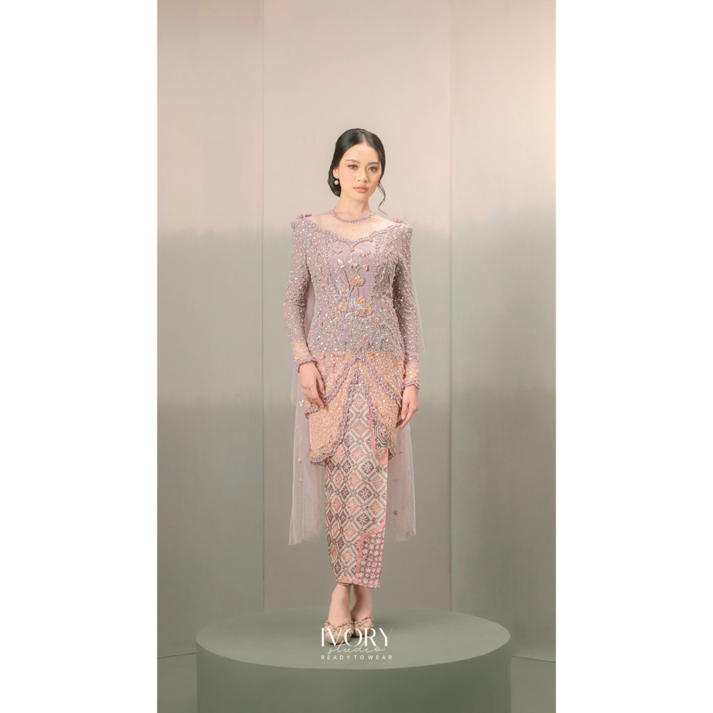 Sewa Kebaya Ivory Studio RTW - Anyaman Hikayat | Kisah Dua Putri & Raja Ular Kebaya in Lilac on Peac