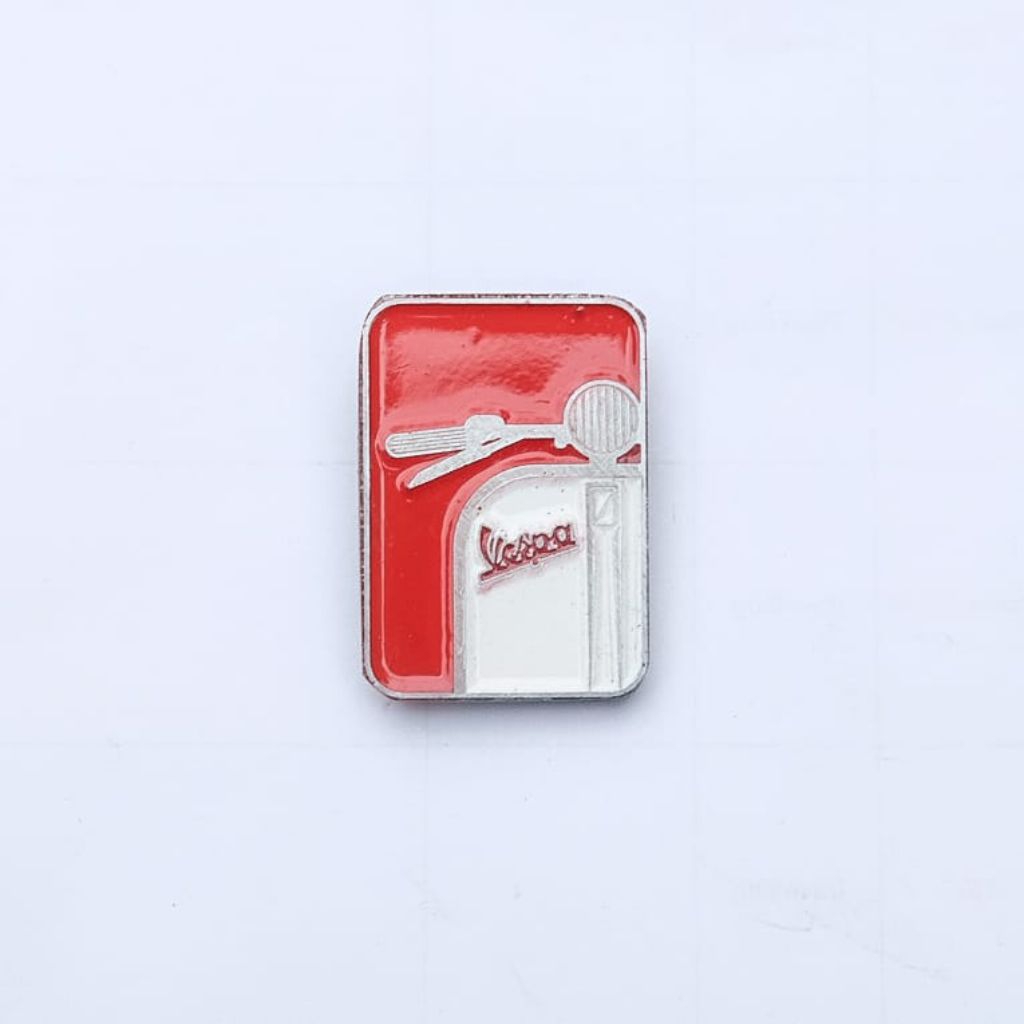 enamel pin Vespa merah putih