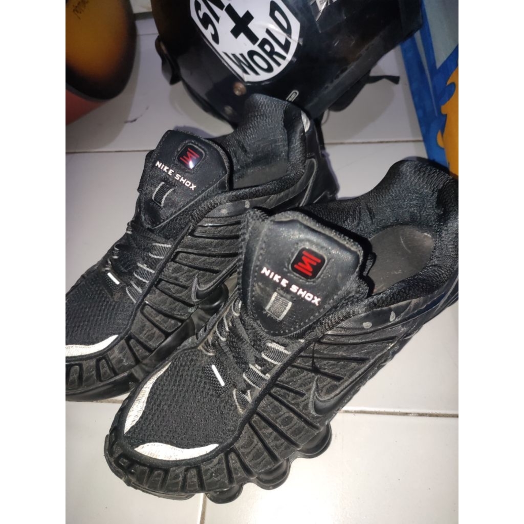 nike shox triple black